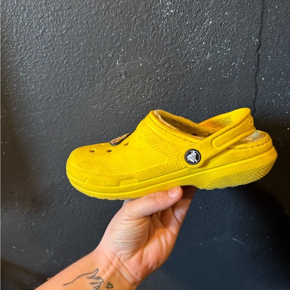 Crocs Yellow Casual Clogs with Fuzzy Liner Size 2 - Picture 3 of 10